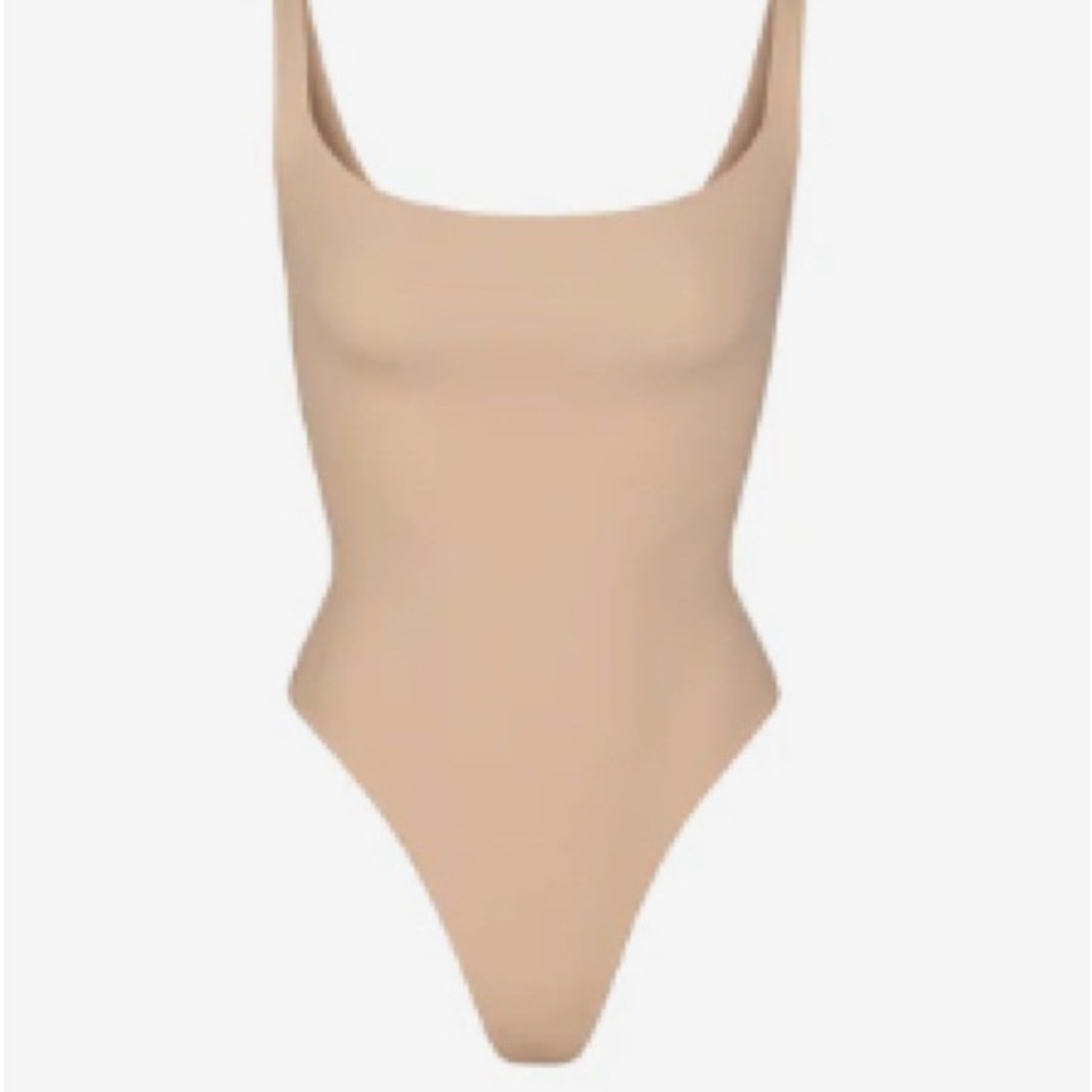 Skims fits everybody square neck bodysuit in clay